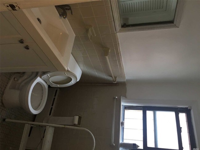 Foto del edificio - 56-16 142nd St