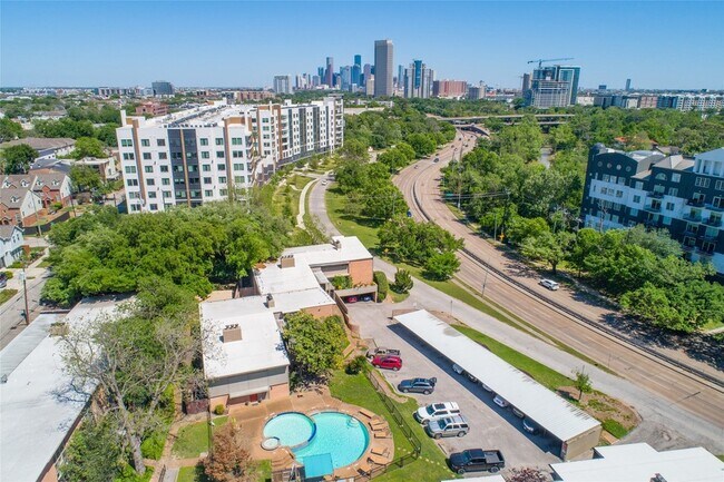 Building Photo - 5222 Memorial Drive Unit 5222