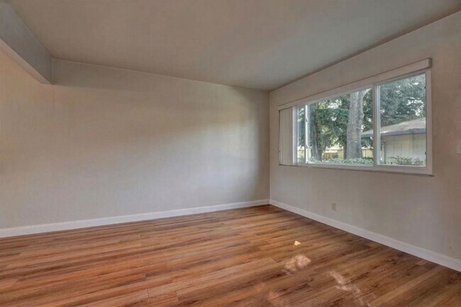 Foto del edificio - Modern 2-Bedroom Townhome in Peaceful Redwood Community