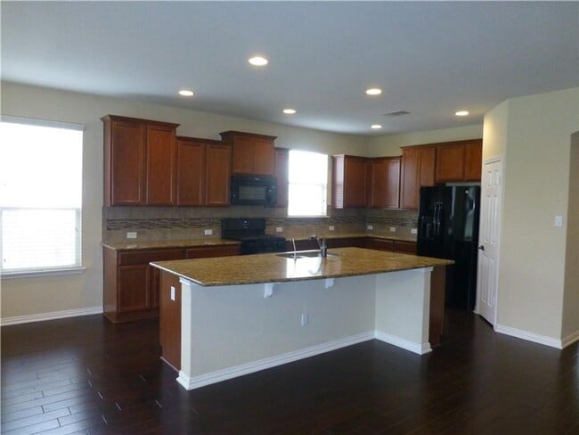 Building Photo - Four Bedroom Split Floorplan Near Major Co...