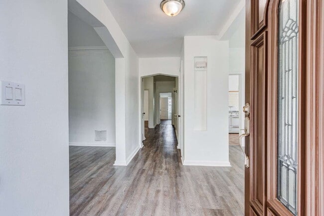 Building Photo - Stylishly Renovated Retro Duplex in the He...