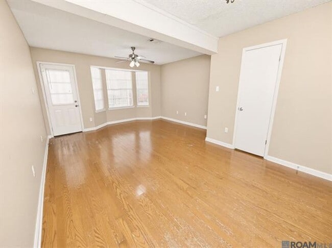 Building Photo - 830 Meadow Glen Ave