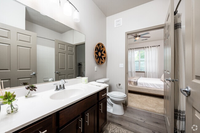 2BR, 2BA - 1,076SF - Bathroom - River Ridge Apartments