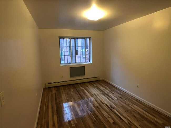Foto del edificio - 134-24 Maple Ave