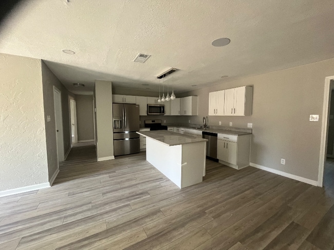 Building Photo - 14 Crest Ln