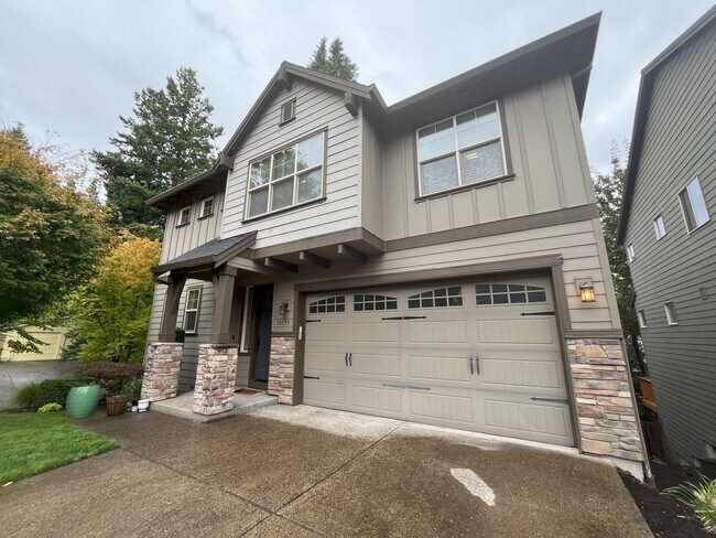 Foto del edificio - Spacious Corner-Lot Home with Three Levels...
