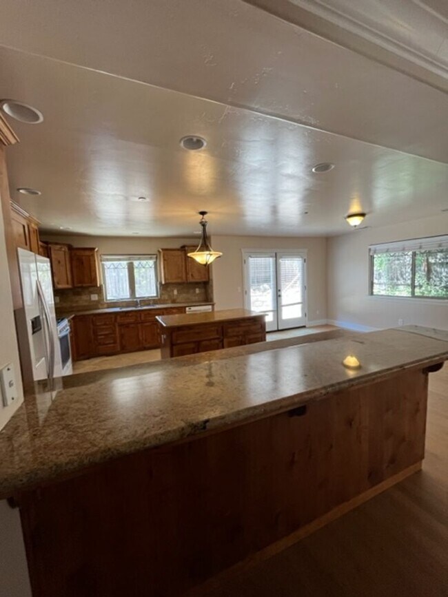 Foto del edificio - 241 Foothill Blvd