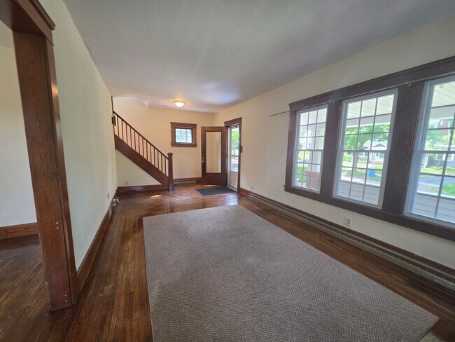 Foto del edificio - Kent Ohio 2 Bedroom 1.5 Bath 2 Bonus Rooms.