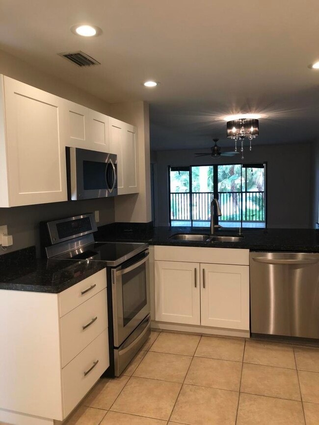 Building Photo - 100 Pelican Pointe Dr