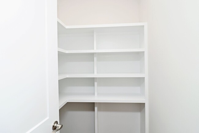 Building Photo - Beautiful Townhouse Just South of Downtown...