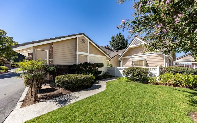 Building Photo - Beautiful 2 Bedroom Single Story Condo