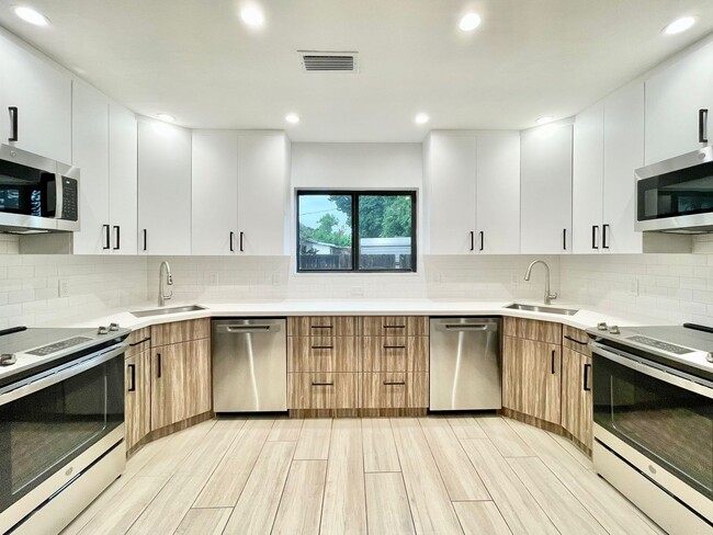 Building Photo - Beautifully remodeled 4 bedroom, 3 full ba...