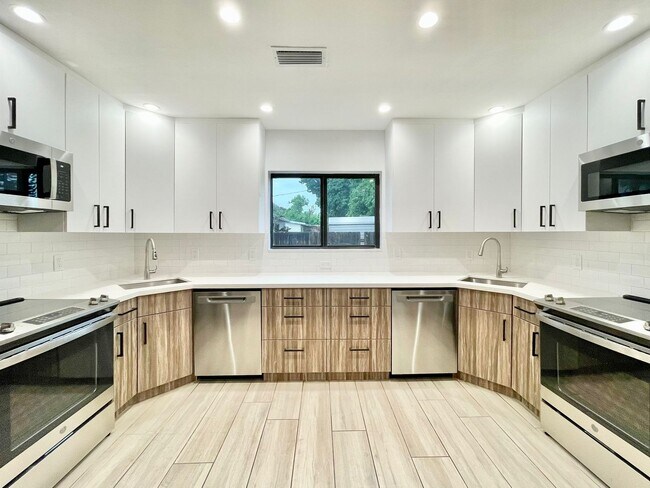 Foto del edificio - Beautifully remodeled 4 bedroom, 3 full ba...