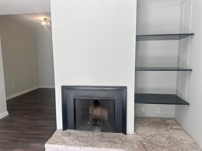 Building Photo - AVAILABLE AUGUST: Charming 1 BR / 1 BA in the Heart of West Campus - Walk to UT - Washer/Dryer In...