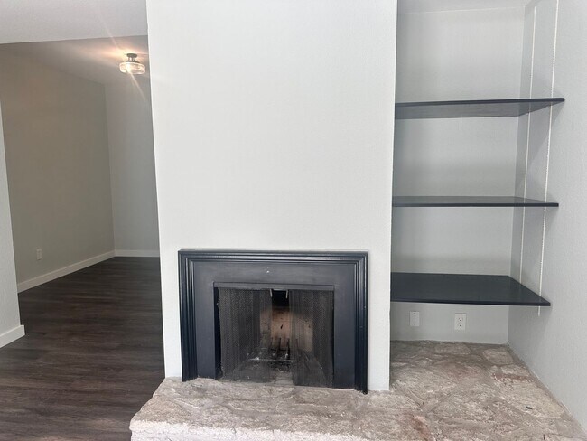 Foto del edificio - AVAILABLE AUGUST: Charming 1 BR / 1 BA in the Heart of West Campus - Walk to UT - Washer/Dryer In...