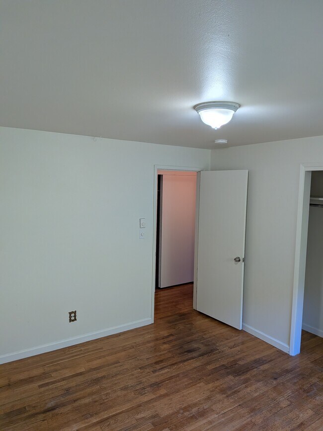 Building Photo - 1495