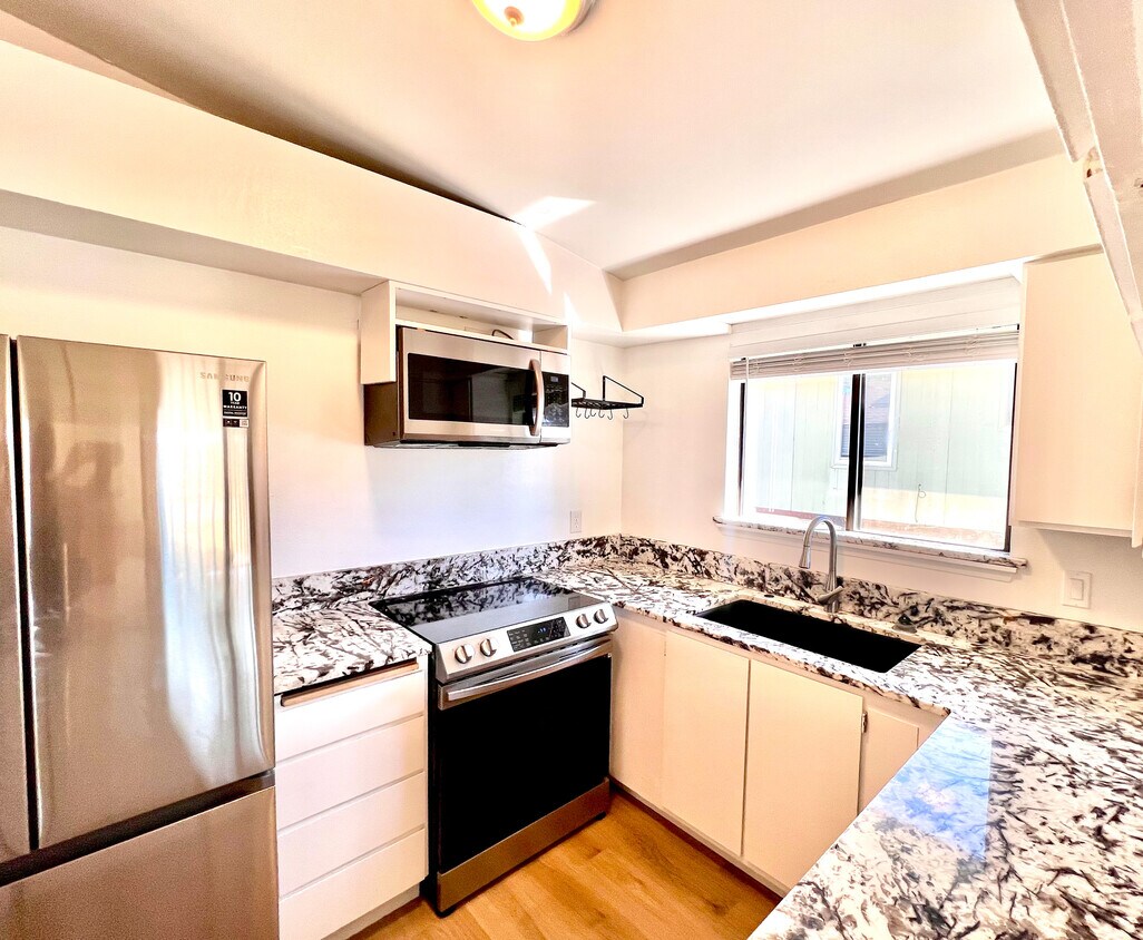 Galley Kitchen - 2521 N Nettleton St