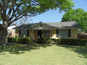 Building Photo - 10643 Lakemere Dr