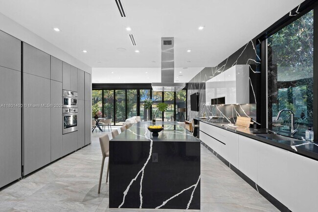 Foto del edificio - 521 Holiday Dr