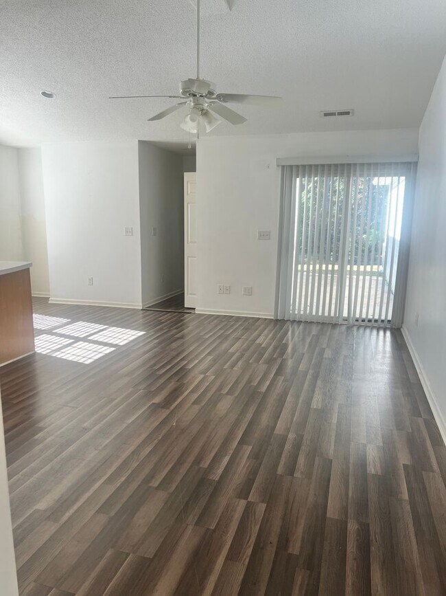 Foto del edificio - Two Bedroom Two Bath Town Home 3 month RENT SPECIAL