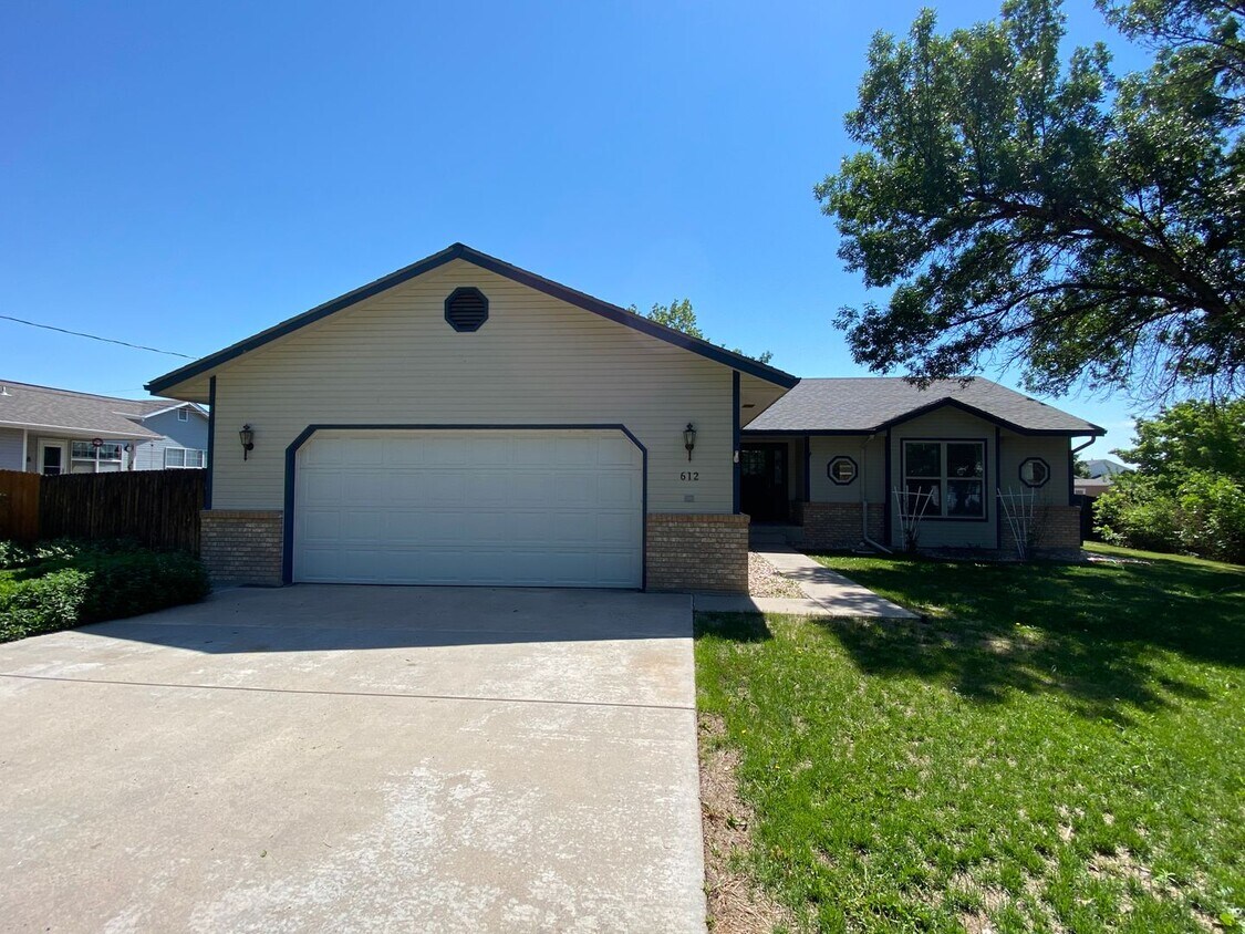 Foto principal - 3 Bedroom 2 Bath home