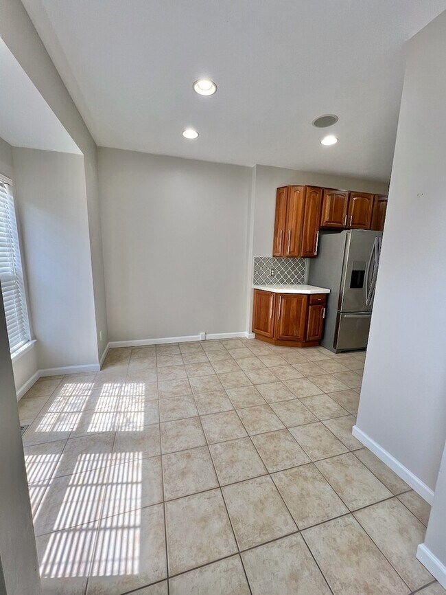 Foto del edificio - Luxurious End Unit Townhome!