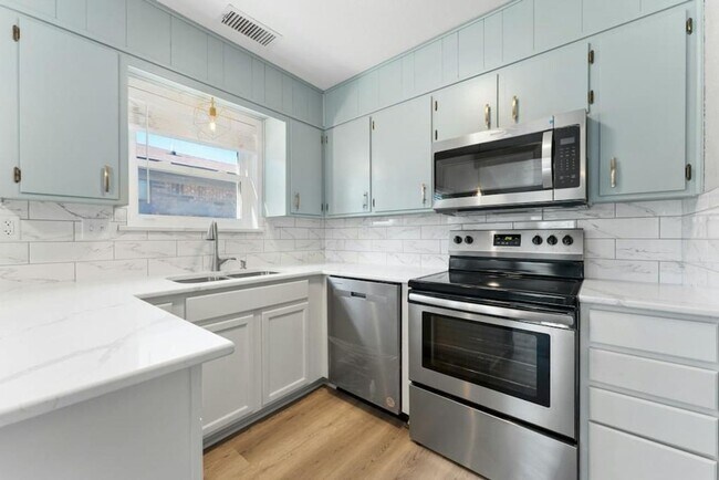 Building Photo - Spicewood Gold! 3-6 month leases available!