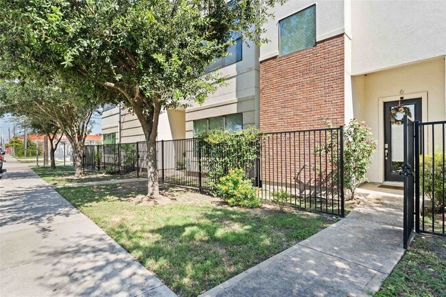 Building Photo - 6 N Hutcheson St