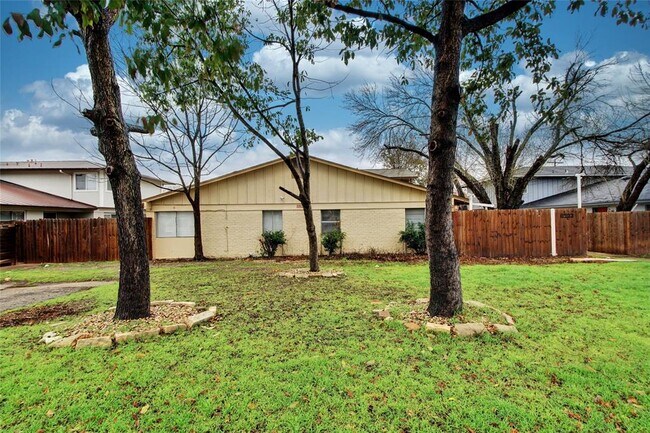 Foto del edificio - 8903 Tronewood Dr