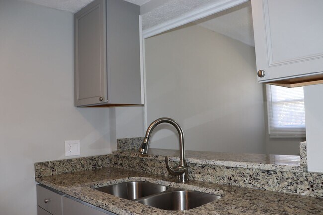 Foto del edificio - 723 Old Liberty Rd