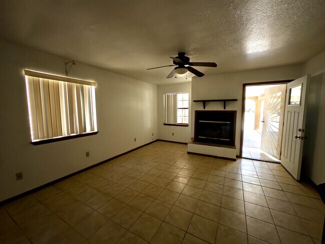 Foto del edificio - 1633 Ebony Ave