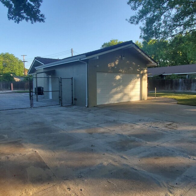 Building Photo - Newly Updated 3 Bedroom 2 Bathroom with ga...