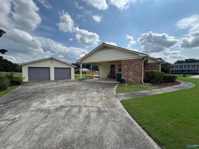 Building Photo - 816 Mira Vista Dr SE