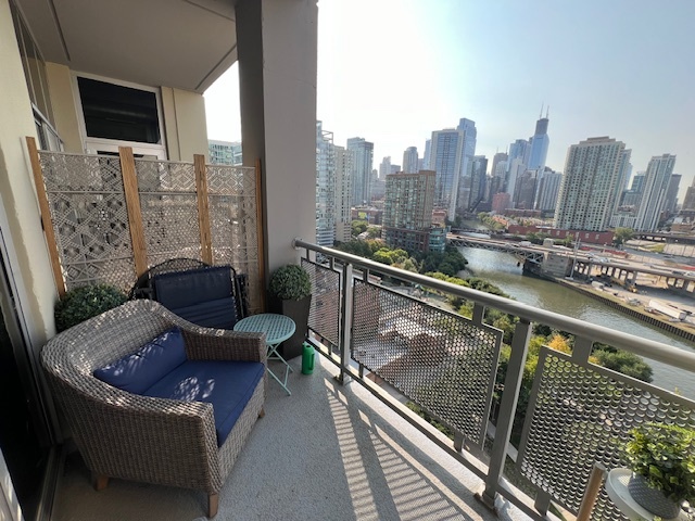 Balcony with views of the river and downtown - 700 N Larrabee St