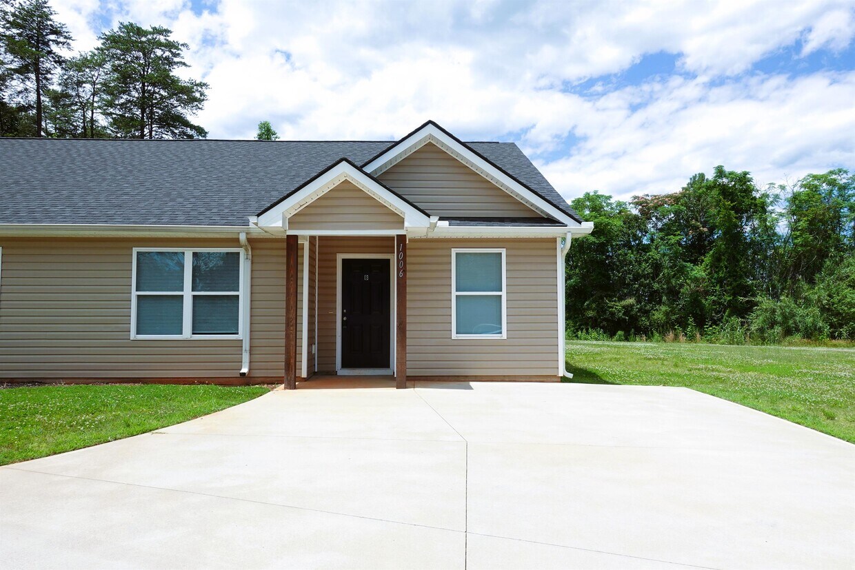 Primary Photo - 1006 Martin Dr