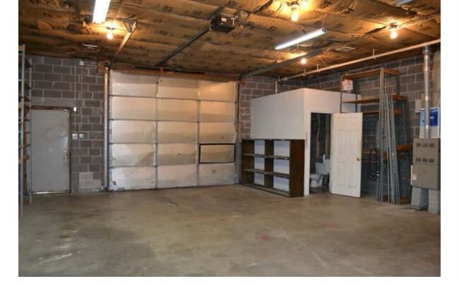 Building Photo - 1050 Main St