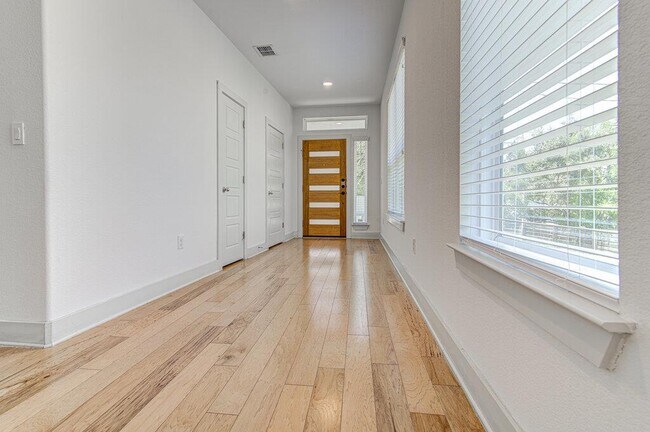 Foto del edificio - 2117 Maxwell Ln