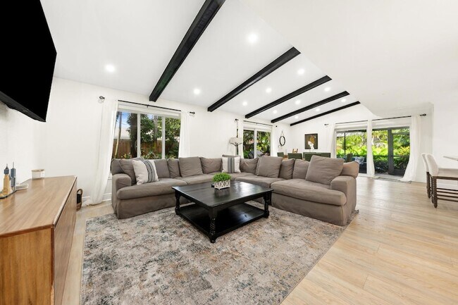 Foto del edificio - 556 SW 24th Ave