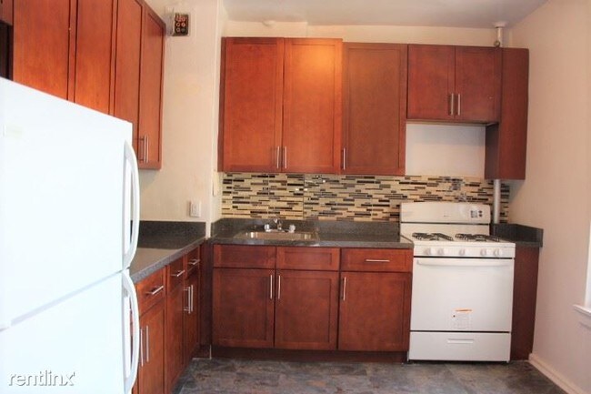 Building Photo - 2 br, 1 bath  - 15 Seaman Ave 5D