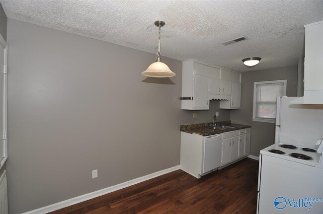 Building Photo - 3911 Talwell Dr SW