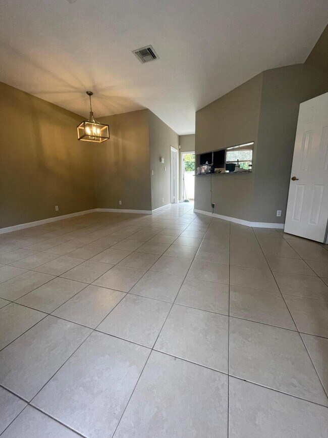 Building Photo - 1129 Colonial Palms Way