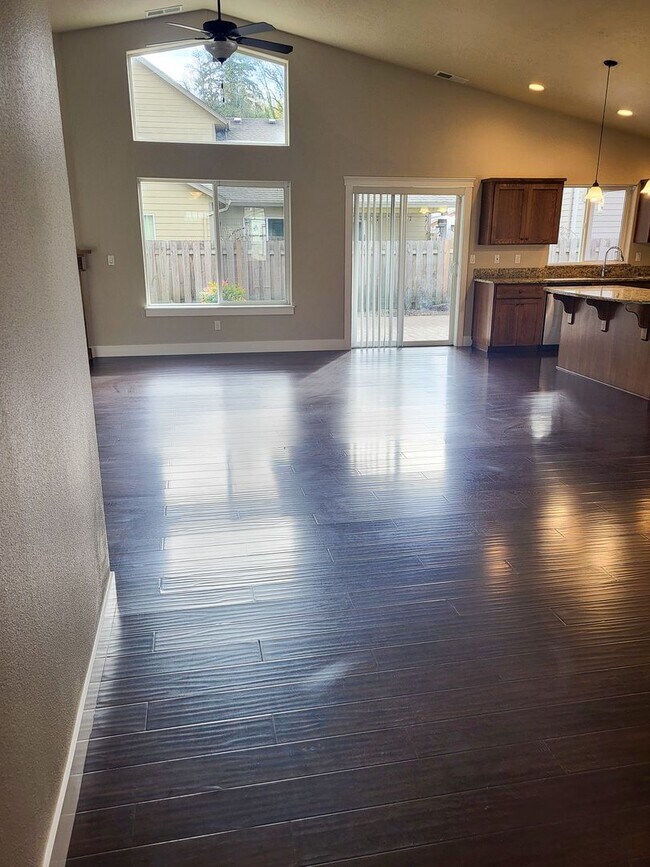 Foto del edificio - 2504 Equestrian Loop S