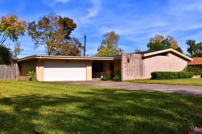 Building Photo - 5126 Beechnut St