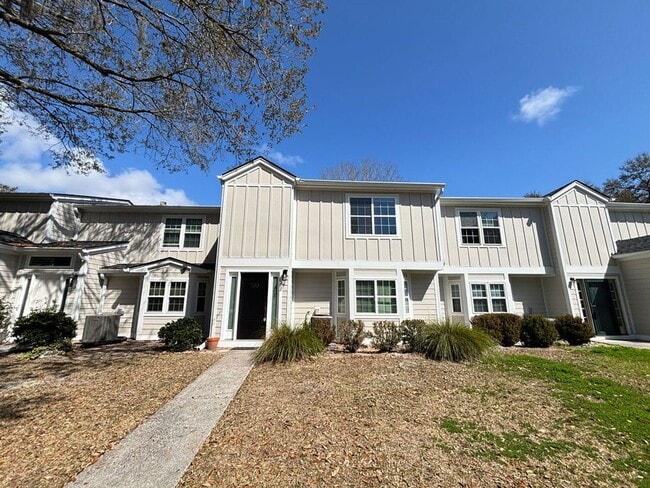 Building Photo - Available now. Beautiful, REMODELED 3 BR/2 BA in the Heart of Mt Pleasant!