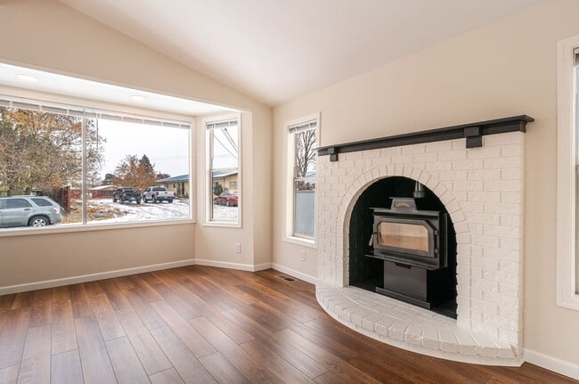 Building Photo - Huge Kitchen, 1000 sq ft Shop/Garage, Remo...
