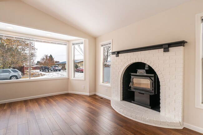 Building Photo - Huge Kitchen, 1000 sq ft Shop/Garage, Remodeled 3 bedroom