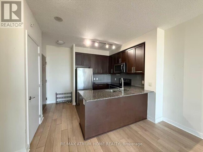 Photo du bâtiment - 3975-3975 Grand Park Dr