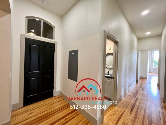 Building Photo - Apartment in Downtown Seguin that Overlook...
