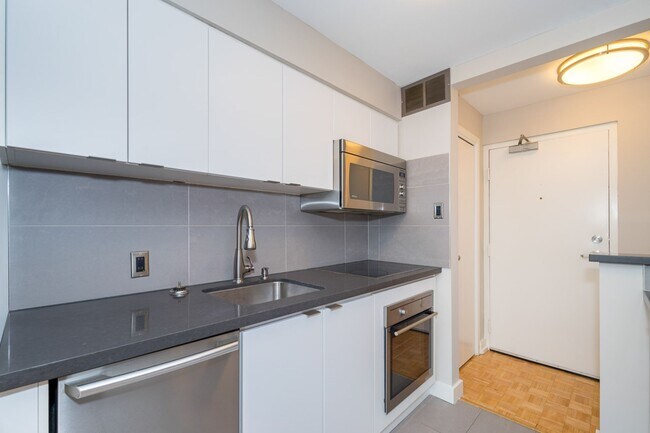 Photo du bâtiment - 263 Russell Hill Rd