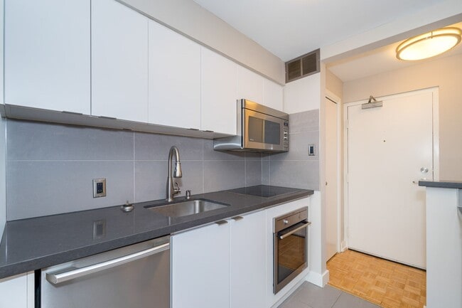 Photo du bâtiment - 265 Russell Hill Road